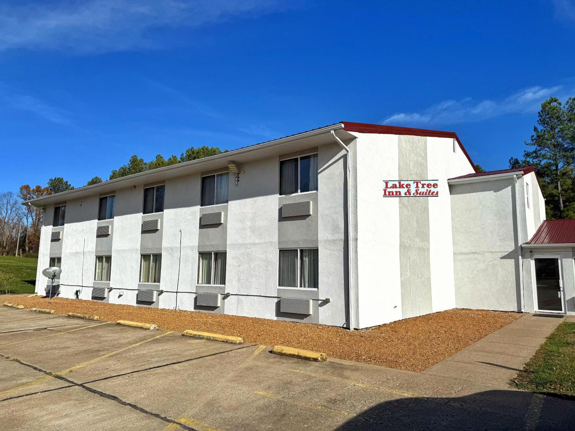 Lake Tree Inn & Suites マリオン エクステリア 写真