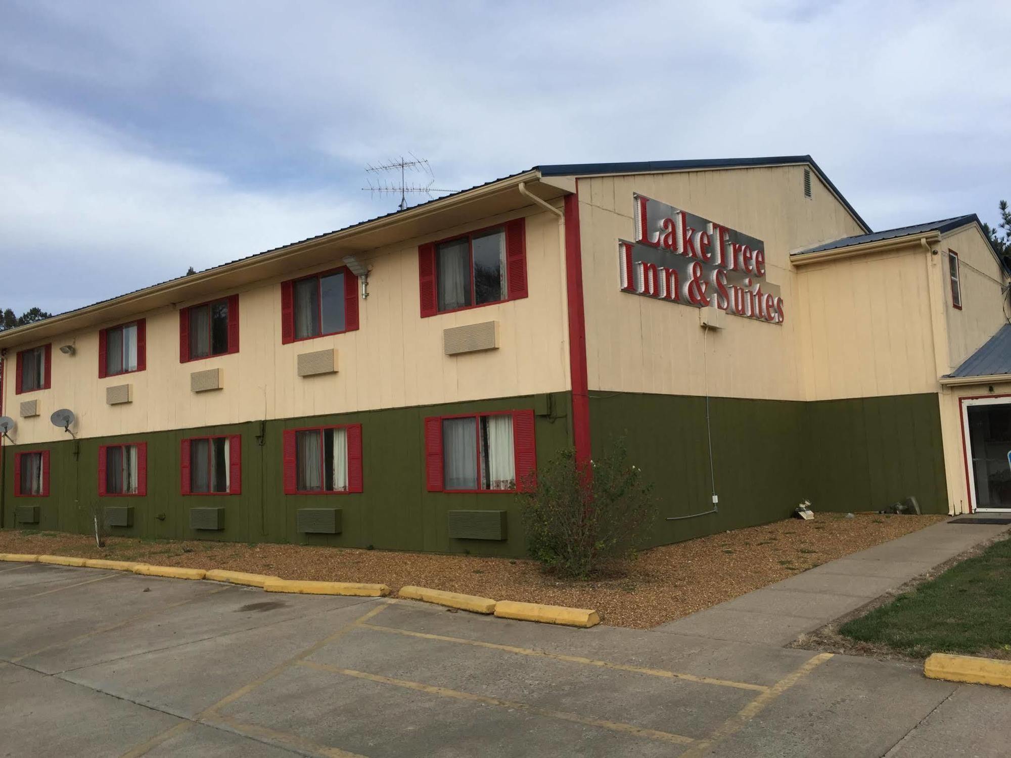 Lake Tree Inn & Suites マリオン エクステリア 写真